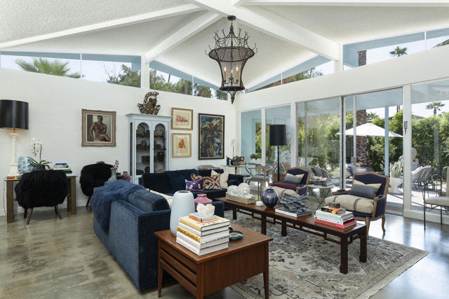 1055 E Granvia Valmonte, Palm Springs CA: https://media.crmls.org/mediaz/eb2b28c6-3ec6-425e-98cc-8882358359e4.jpg