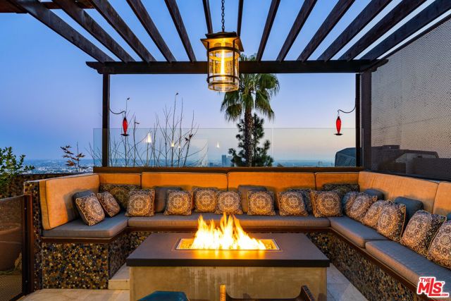 1380 Summitridge Place, Beverly Hills CA: https://media.crmls.org/mediaz/eb2d6fd2-4d1e-4387-9cad-a688caa2c48f.jpg