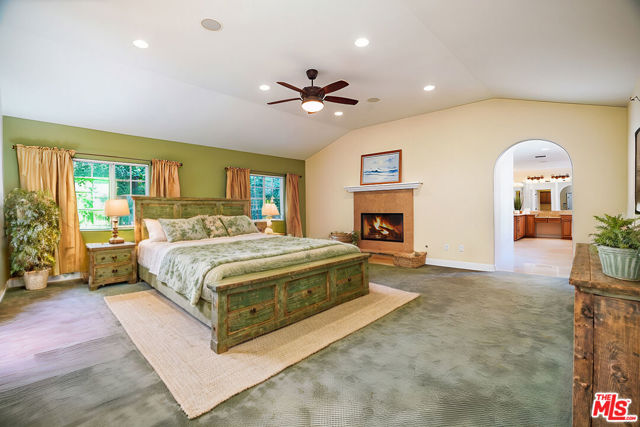 10655 Camarillo Street, Toluca Lake CA: https://media.crmls.org/mediaz/eb2dd92b-228b-4422-a2d7-ab4e39c06df8.jpg