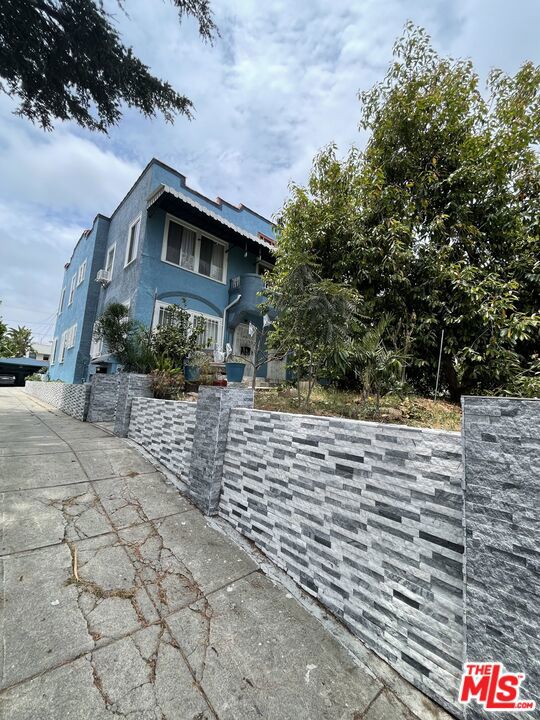 737 N HARVARD Boulevard, Los Angeles CA: https://media.crmls.org/mediaz/eb2f63fc-dd2b-4dd5-b57e-483914f7799e.jpg