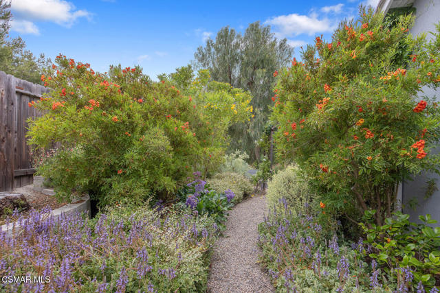 464 W Avenida De Las Flores, Thousand Oaks CA: https://media.crmls.org/mediaz/eb301081-622f-4992-b4e2-d697e2a25f15.jpg