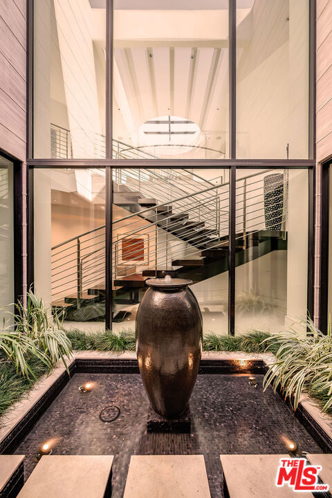 https://media.crmls.org/mediaz/eb3051bc-c2c6-4b95-a2a8-0c6c0fb6af75.jpg?preset=X-Large