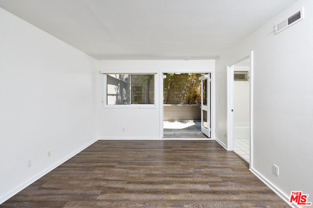 253 Fairview Street, Laguna Beach CA: https://media.crmls.org/mediaz/eb3113ad-c649-4923-b122-919a44b2ba17.jpg
