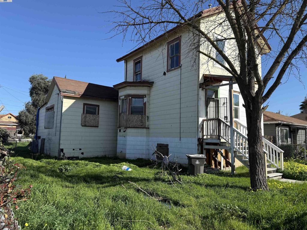 1120 S Commerce St.