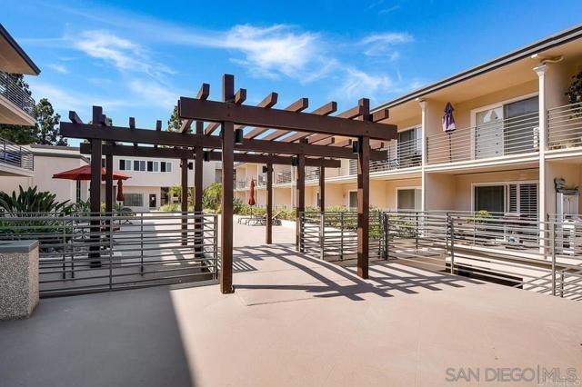 1021 Scott St, San Diego CA: https://media.crmls.org/mediaz/eb328743-21c8-41ad-a073-5e7b32700650.jpg