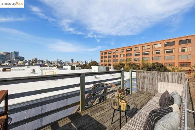 1402 15th St, San Francisco CA: https://media.crmls.org/mediaz/eb335146-2eca-4869-93aa-93e5e40185cd.jpg
