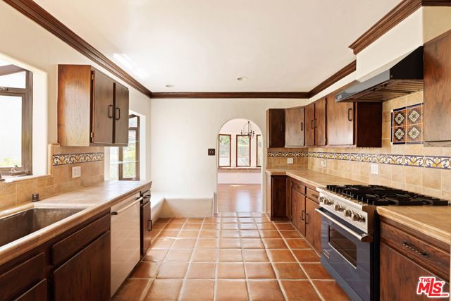 112 N Valley Street, Burbank CA: https://media.crmls.org/mediaz/eb3448a6-be8b-4832-b243-409ee77b889c.jpg