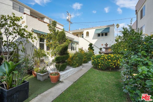 1027 12th Street, Santa Monica CA: https://media.crmls.org/mediaz/eb344d77-2f7d-447c-a533-e1d70da1b700.jpg