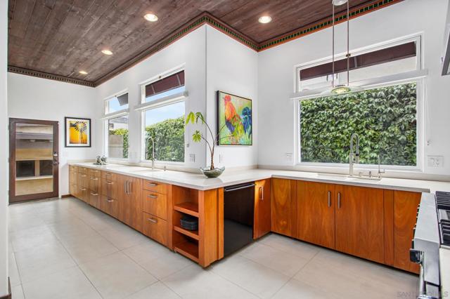 1728 W Lewis St, San Diego CA: https://media.crmls.org/mediaz/eb3549d6-090a-4e82-a700-a6fccc074cb3.jpg