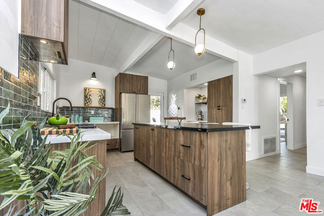 547 N Farrell Drive, Palm Springs CA: https://media.crmls.org/mediaz/eb35d0d1-b323-497d-b336-b9ea07418fda.jpg
