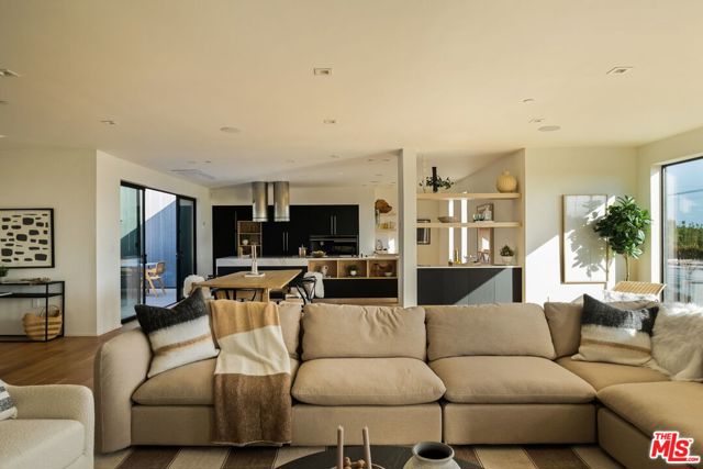 1900 Penmar Avenue, Venice CA: https://media.crmls.org/mediaz/eb35e553-851c-4f4c-873f-8e4023d0795b.jpg
