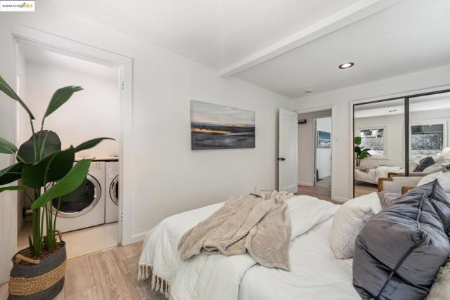 7069 Saroni Dr, Oakland CA: https://media.crmls.org/mediaz/eb37ac35-2e42-49c6-9e97-048acfbbfd29.jpg