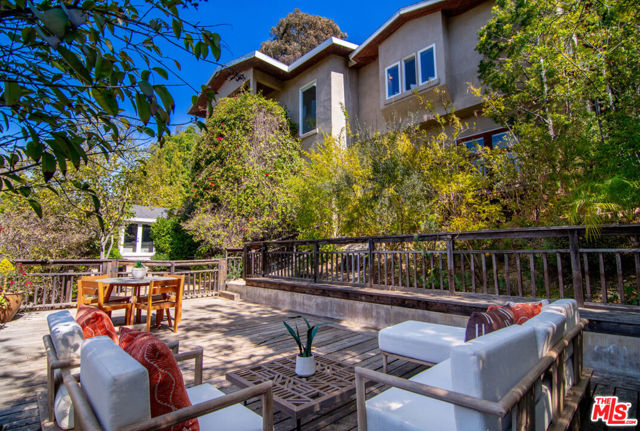 3908 Fairway Avenue, Studio City CA: https://media.crmls.org/mediaz/eb390d33-fb7a-46cb-b7ff-38399d6c9aaa.jpg