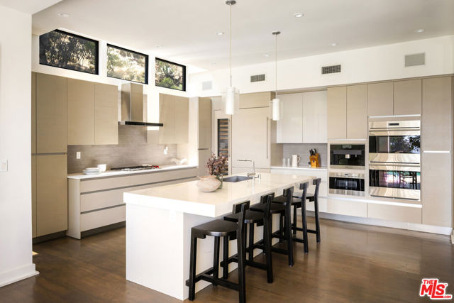 8540 Hedges Way, Los Angeles CA: https://media.crmls.org/mediaz/eb3984ae-bda5-4ac5-8c1c-79b9d96f85a9.jpg