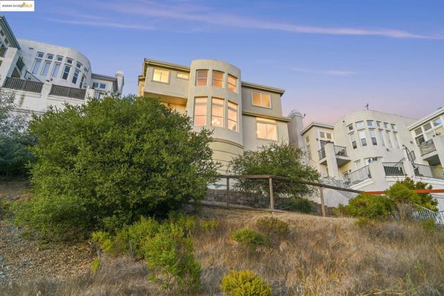 661 Via Rialto, Oakland CA: https://media.crmls.org/mediaz/eb3992a5-6fbd-4b4d-884c-b0215a50bab6.jpg