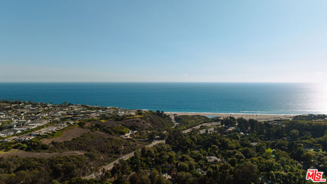 6172 Bonsall Drive, Malibu CA: https://media.crmls.org/mediaz/eb3af519-6469-4384-8f34-e3bd4791cc20.jpg