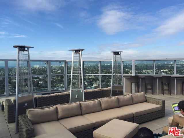 13700 Marina Pointe Drive, Marina del Rey CA: https://media.crmls.org/mediaz/eb3b0ce8-61fc-4d5a-9e88-e6bf7d9aaa47.jpg