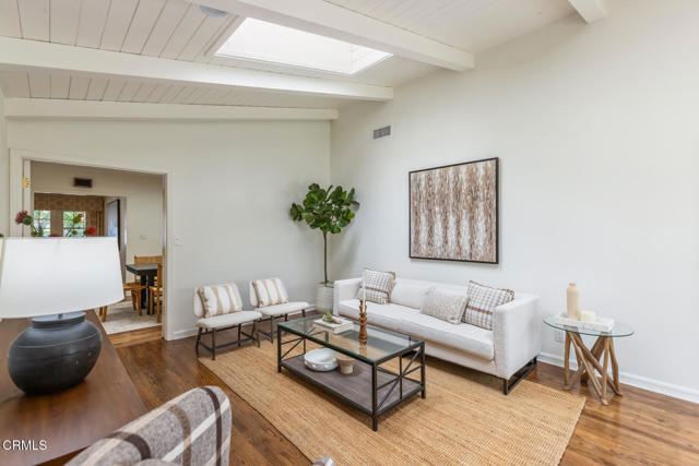 4650 Encinas Drive, La Canada Flintridge CA: https://media.crmls.org/mediaz/eb3b5e98-e3b4-4b13-999a-65663bbea092.jpg