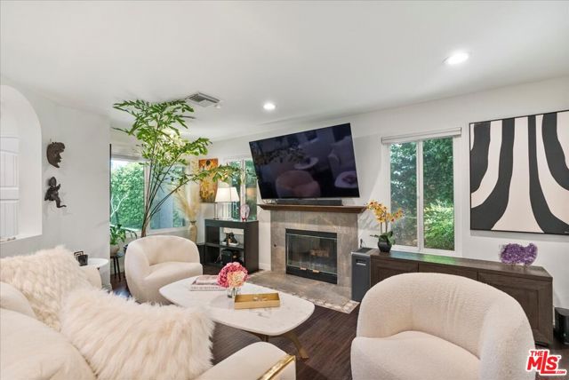 12834 Landale Street, Studio City CA: https://media.crmls.org/mediaz/eb3bab46-5f40-483c-99cc-91c35626d2ca.jpg