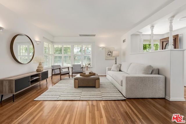 11205 Huntley Place, Culver City CA: https://media.crmls.org/mediaz/eb3bb740-32f7-4438-ab32-85e11e90ffcf.jpg