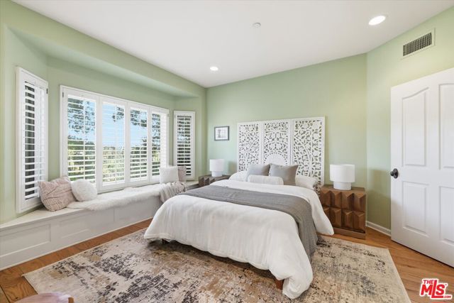 1284 Lago Vista Drive, Beverly Hills CA: https://media.crmls.org/mediaz/eb3c3957-d351-4037-a984-da096acac1c9.jpg