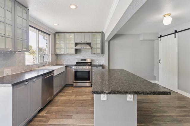 2521 Grande Vista Avenue, Oakland CA: https://media.crmls.org/mediaz/eb3c7ab3-fca1-4103-8222-b7d22391e96c.jpg