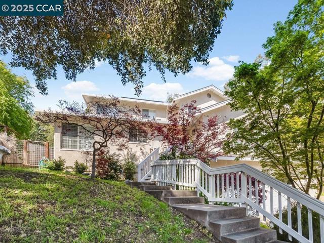 4430 Canyon Way, Martinez CA: https://media.crmls.org/mediaz/eb3ce21f-5c1d-4eeb-b437-e8d80301c0aa.jpg