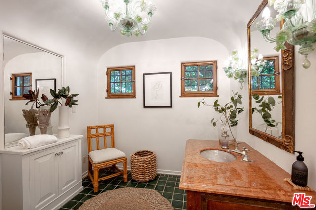 703 Walden Drive, Beverly Hills CA: https://media.crmls.org/mediaz/eb3d1c41-b95d-4ad5-b4e0-7fb3b97713f5.jpg