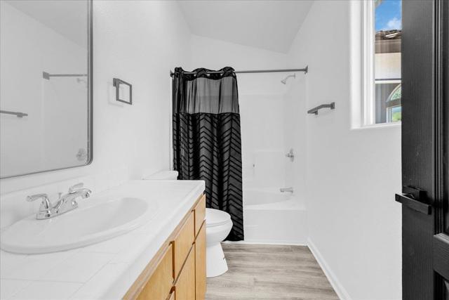 1250 Greenleaf Loop, Greenfield CA: https://media.crmls.org/mediaz/eb3df2af-2b23-450d-9c01-50088a13beef.jpg