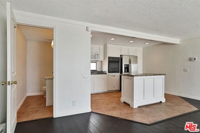 11770 Pacific Coast Highway, Malibu CA: https://media.crmls.org/mediaz/eb3e580a-ce5e-48e6-a566-201e2337ea41.jpg