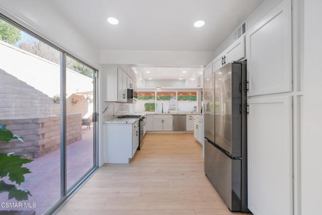 4524 Greengate Court, Westlake Village CA: https://media.crmls.org/mediaz/eb3e6e58-62e8-4374-ad61-5c1c73cf80cb.jpg