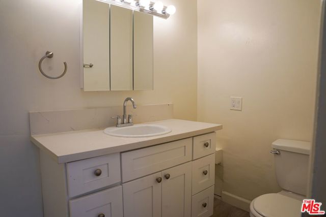 18444 Collins Street, Tarzana CA: https://media.crmls.org/mediaz/eb402f64-14cf-478e-a6ea-87fd2156f292.jpg