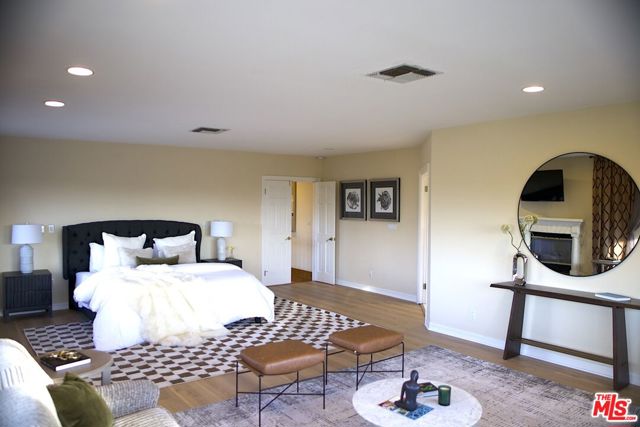 11502 Dona Teresa Drive, Studio City CA: https://media.crmls.org/mediaz/eb405ce5-8287-4c71-b2ef-52508186f2bd.jpg