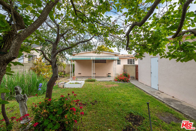 12926 Bonaparte Avenue, Los Angeles CA: https://media.crmls.org/mediaz/eb407a0a-e521-4943-85da-bfd297c6dc75.jpg