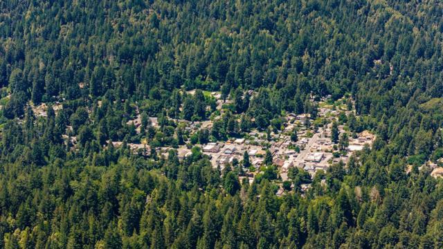 15971 Forest Hill Drive, Boulder Creek CA: https://media.crmls.org/mediaz/eb4137c8-ff8c-4a9d-b714-2fe6d2651241.jpg