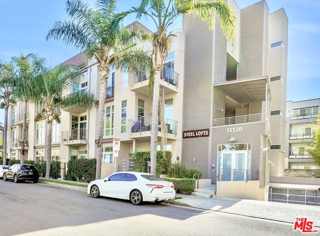 13320 Beach Avenue, Marina del Rey CA: https://media.crmls.org/mediaz/eb4163e9-6dde-43eb-a62e-0cc4743ef6b0.jpg