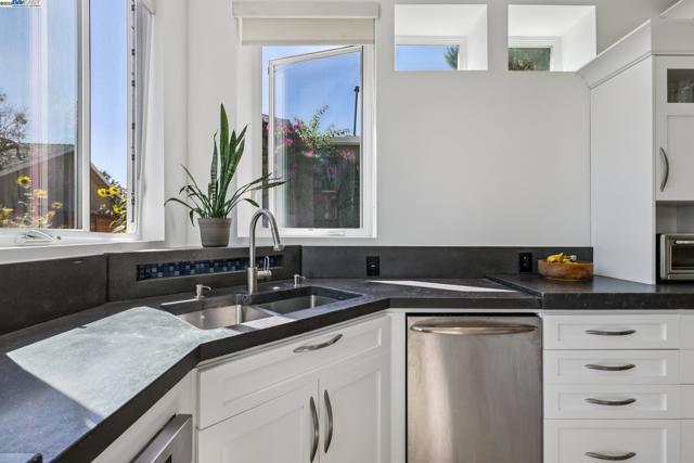 1333 Warren St, Martinez CA: https://media.crmls.org/mediaz/eb43cf43-fa4c-4ba6-8c1f-298ad6b5bd03.jpg