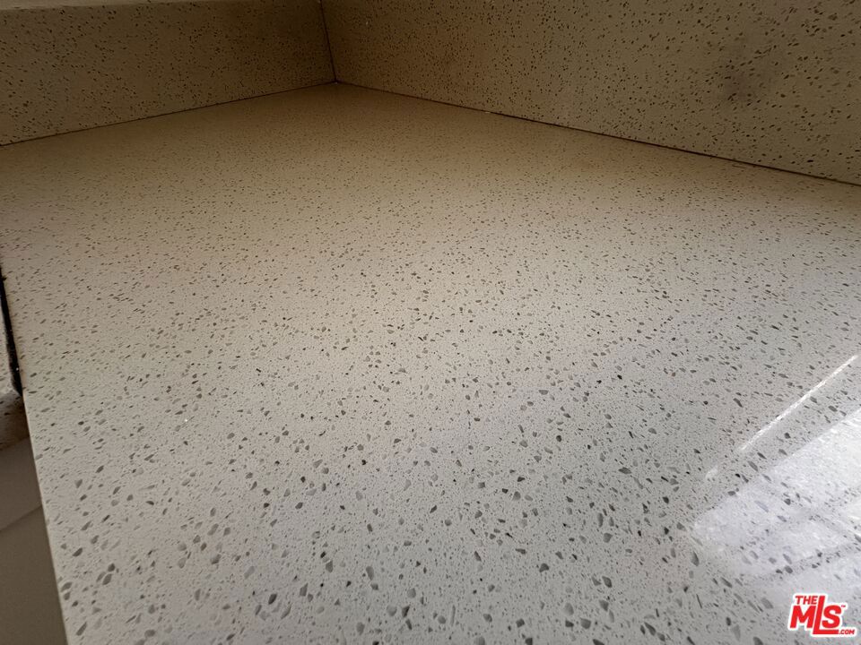 https://media.crmls.org/mediaz/eb43f368-3885-4782-a56e-f1ee4de6772b.jpg?preset=X-Large
