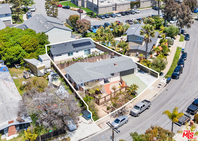 326 Hamilton Street, Costa Mesa CA: https://media.crmls.org/mediaz/eb443ecd-3f39-4406-b337-38ad3ce4f99d.jpg