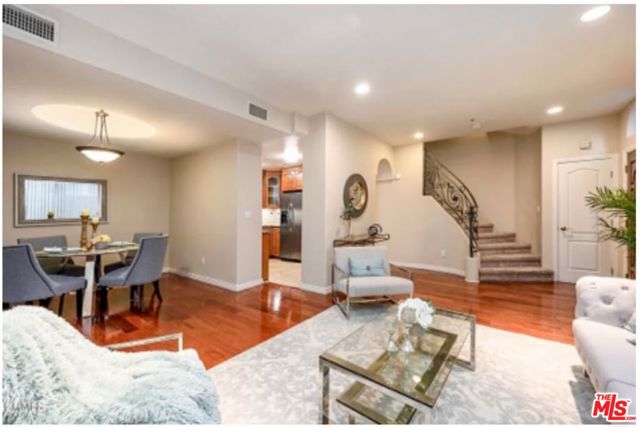 4732 Radford Avenue, Valley Village CA: https://media.crmls.org/mediaz/eb458864-e1ac-4b06-b506-b61db3af4611.jpg