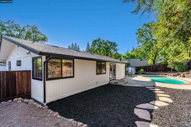 2424 San Miguel Dr, Walnut Creek CA: https://media.crmls.org/mediaz/eb46219d-aefb-47b9-9474-d7b4c6587a95.jpg