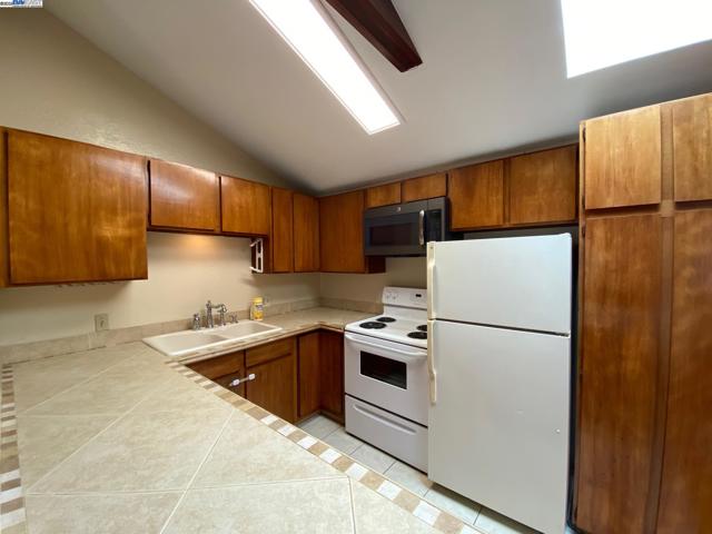 712 S 2Nd St, San Jose CA: https://media.crmls.org/mediaz/eb46531d-9e26-44c4-9154-9c6dfecff327.jpg