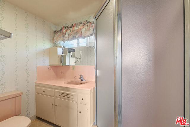 924 Stonehill Lane, Los Angeles CA: https://media.crmls.org/mediaz/eb465aef-cce8-4b09-aad6-4ade593ac82e.jpg