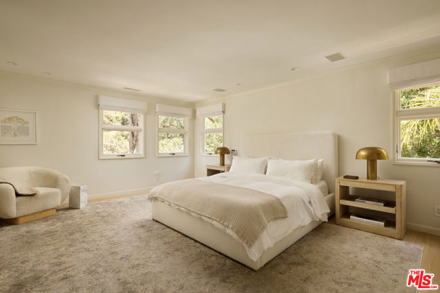 10660 Somma Way, Los Angeles CA: https://media.crmls.org/mediaz/eb46cb99-9a03-43b1-ae33-39d19a90252b.jpg