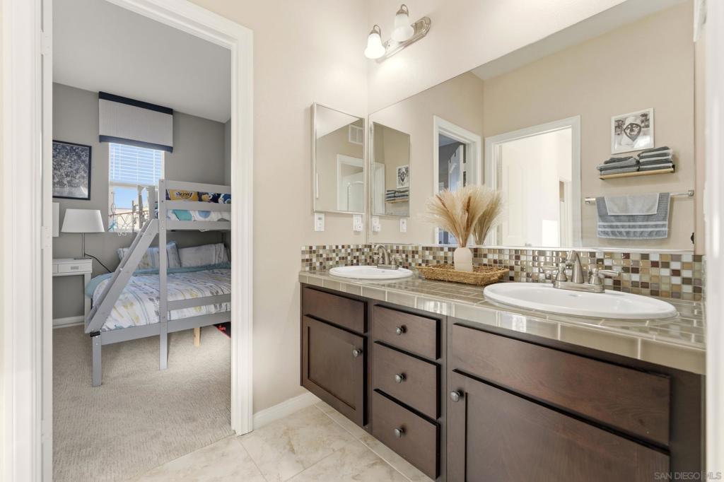 MLS #250045028SD image #25