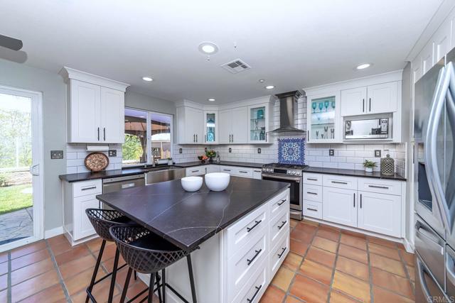 Detail Gallery Image 1 of 1 For 1733 Creekside Ln, Vista,  CA 92081 - 4 Beds | 2/1 Baths