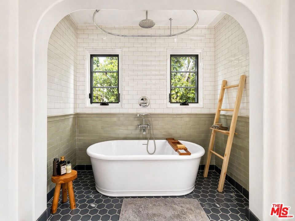 https://media.crmls.org/mediaz/eb477141-474b-4239-8f41-3c81333a681c.jpg?preset=X-Large