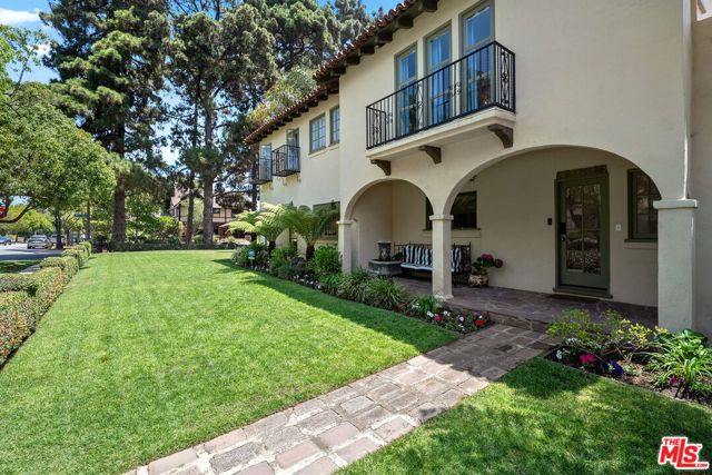 504 24Th Street, Santa Monica CA: https://media.crmls.org/mediaz/eb4850fb-39d1-4092-b790-52e99bb05684.jpg