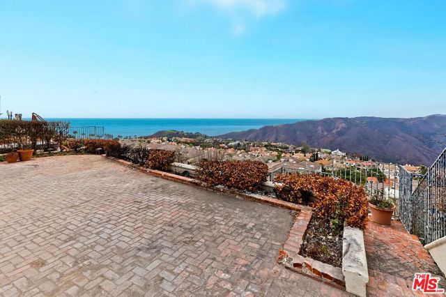 1648 Chastain, Pacific Palisades CA: https://media.crmls.org/mediaz/eb492190-d070-4d96-b0dc-ed3617f5f5a5.jpg
