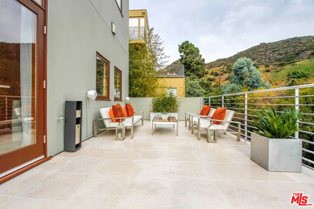 1929 N CURSON Place, Los Angeles CA: https://media.crmls.org/mediaz/eb4925d9-2e64-43f6-a9a8-37e5cd7d4000.jpg